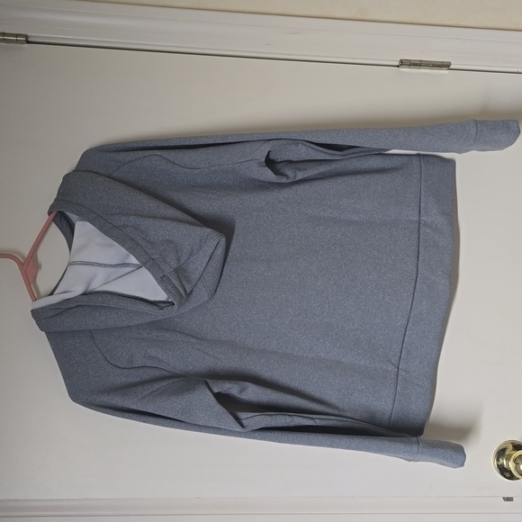 Women's Medium Under Armour sweatshirt. - Picture 2 of 3